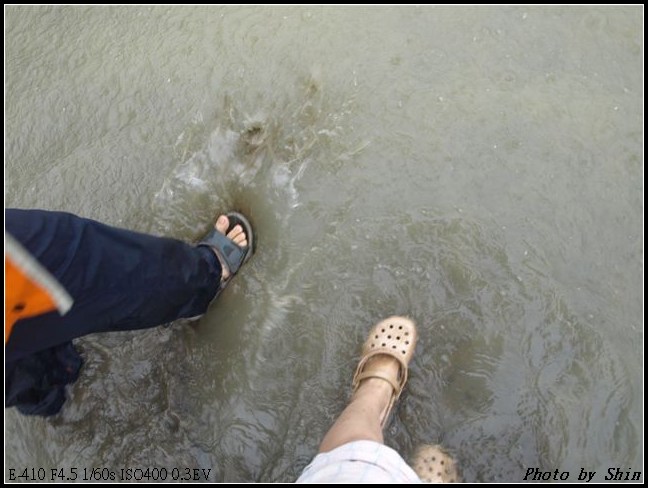 【工作的】颱風天跑新聞,看著招牌從我身旁飛過 【工作的】颱風天跑新聞,看著招牌從我身旁飛過