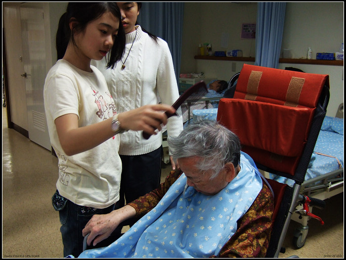 【家人的】幫阿太梳妝 【家人的】幫阿太梳妝