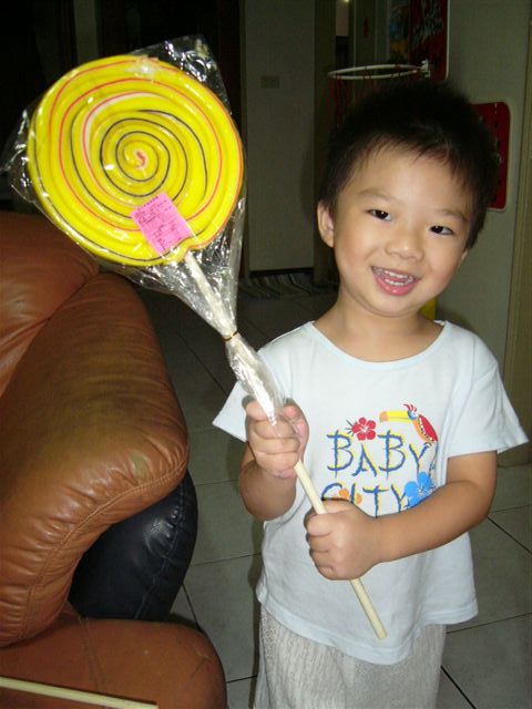 比邦邦臉還大的棒棒糖 比邦邦臉還大的棒棒糖